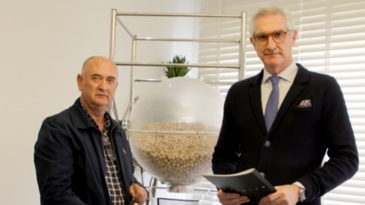 Cristóbal Martín, presidente de Campoejido, y Eduardo Echevarría, notario que ha presenciado el sorteo.