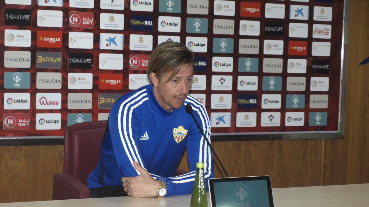 El técnico del Almería en sala de prensa.