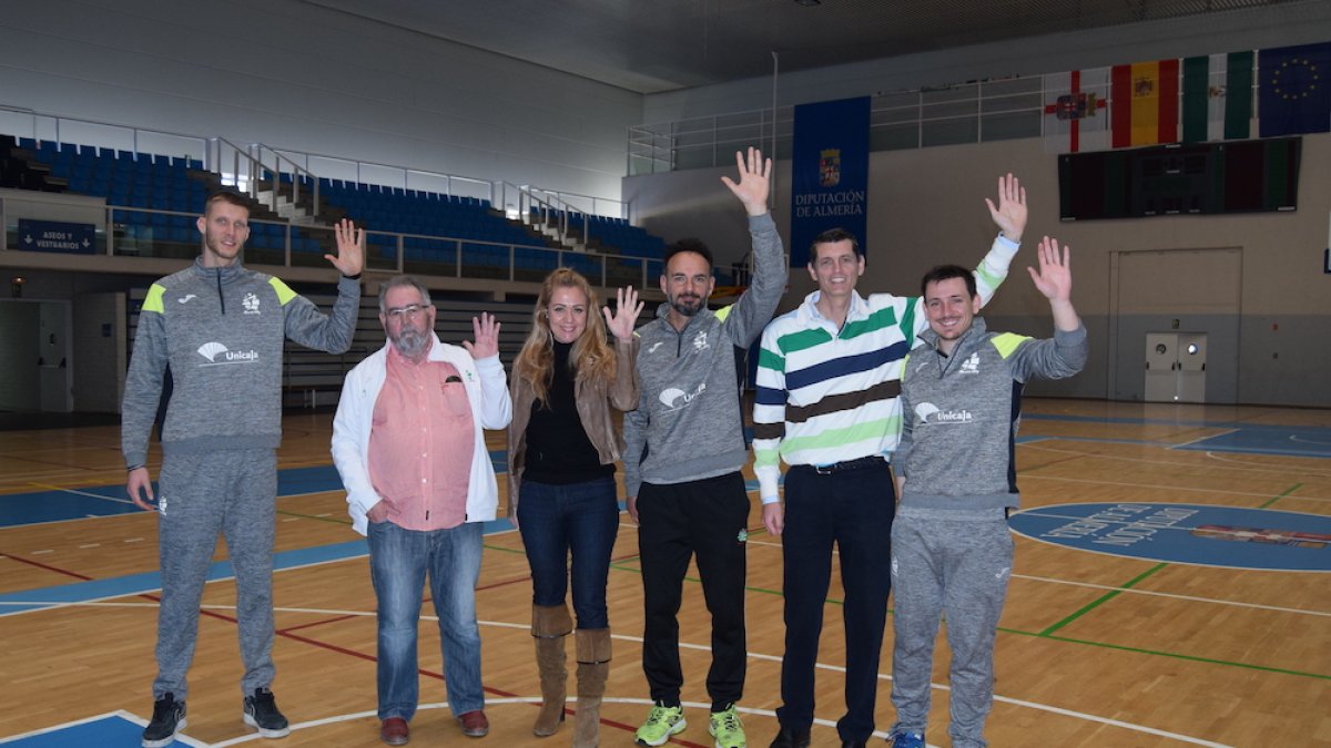 Foto de familia para presentar el partido contra Teruel.