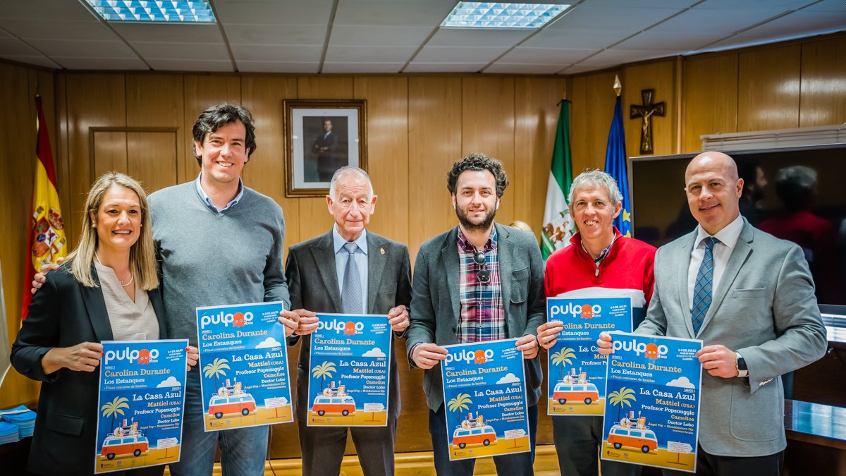 Alcalde y concejales junto a José Luis Pérez y un componente de Compro Oro.