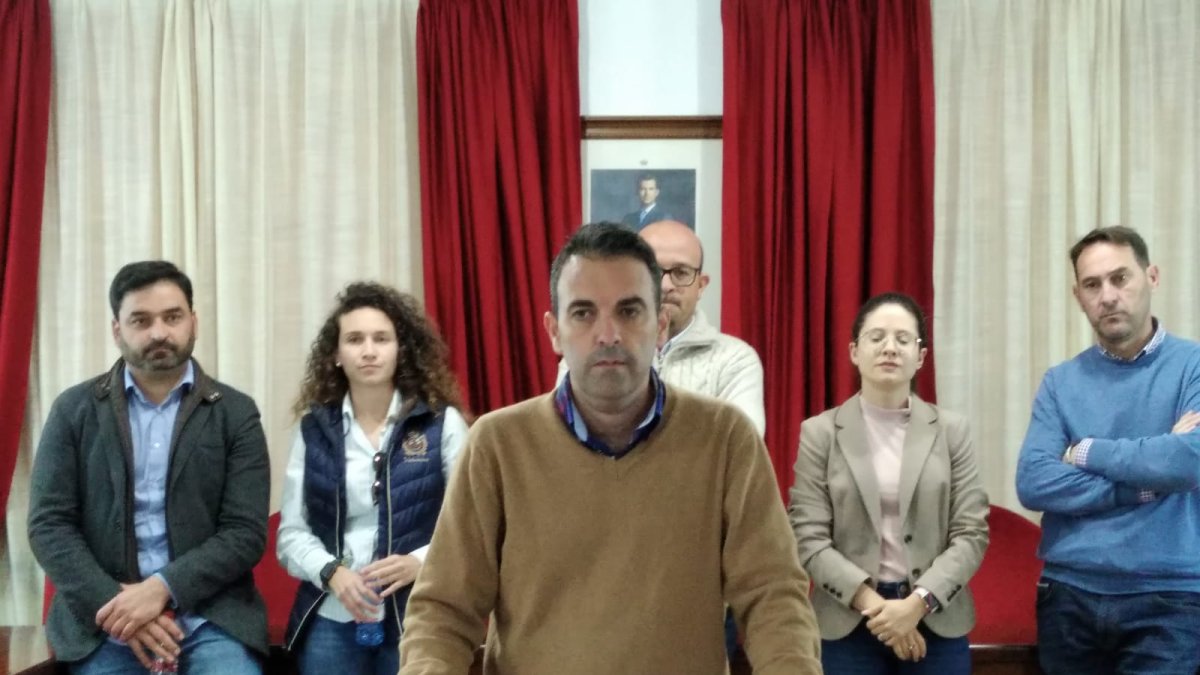 Foto del alcalde en la rueda de prensa celebrada el día 27 de febrero, en la que explicó la situación del Ayuntamiento.