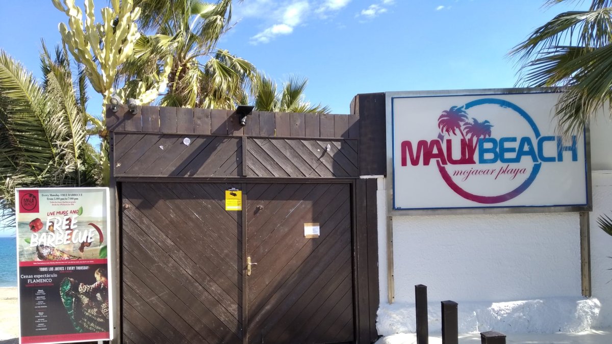 Entrada a Maui con un cartel informando del cierre.