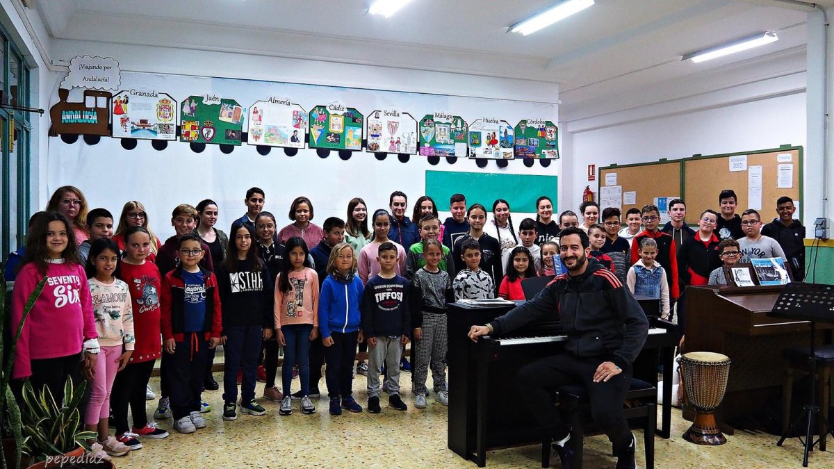 Los niños del coro de Adra en un ensayo previo.
