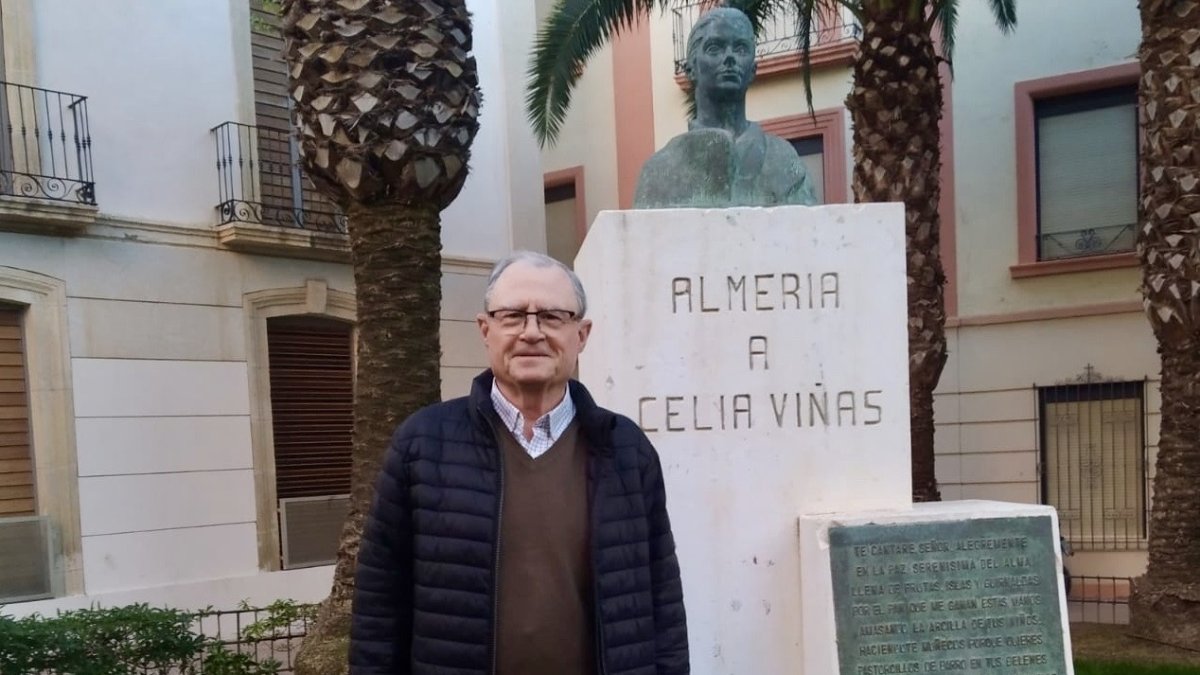 Francisco Galera junto al busto de Celia Viñas de la Plaza Bendicho.