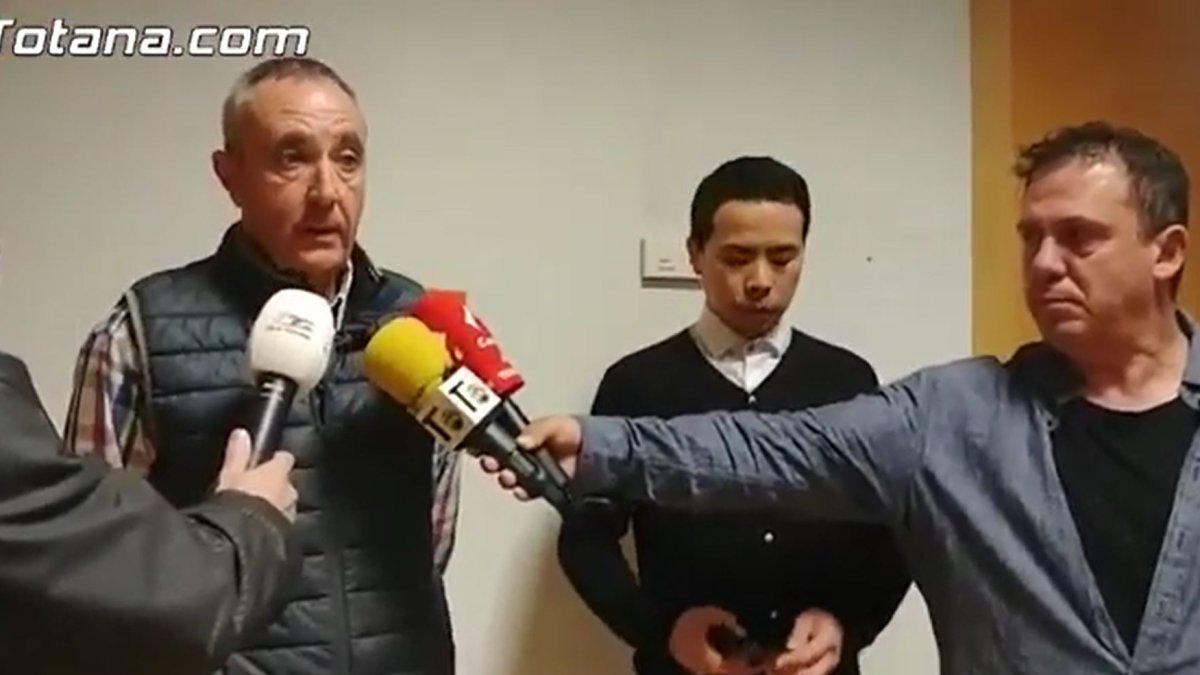 Andrés López, \'El centeno\', pide perdón en televisión acompañado del ciudadano chino.