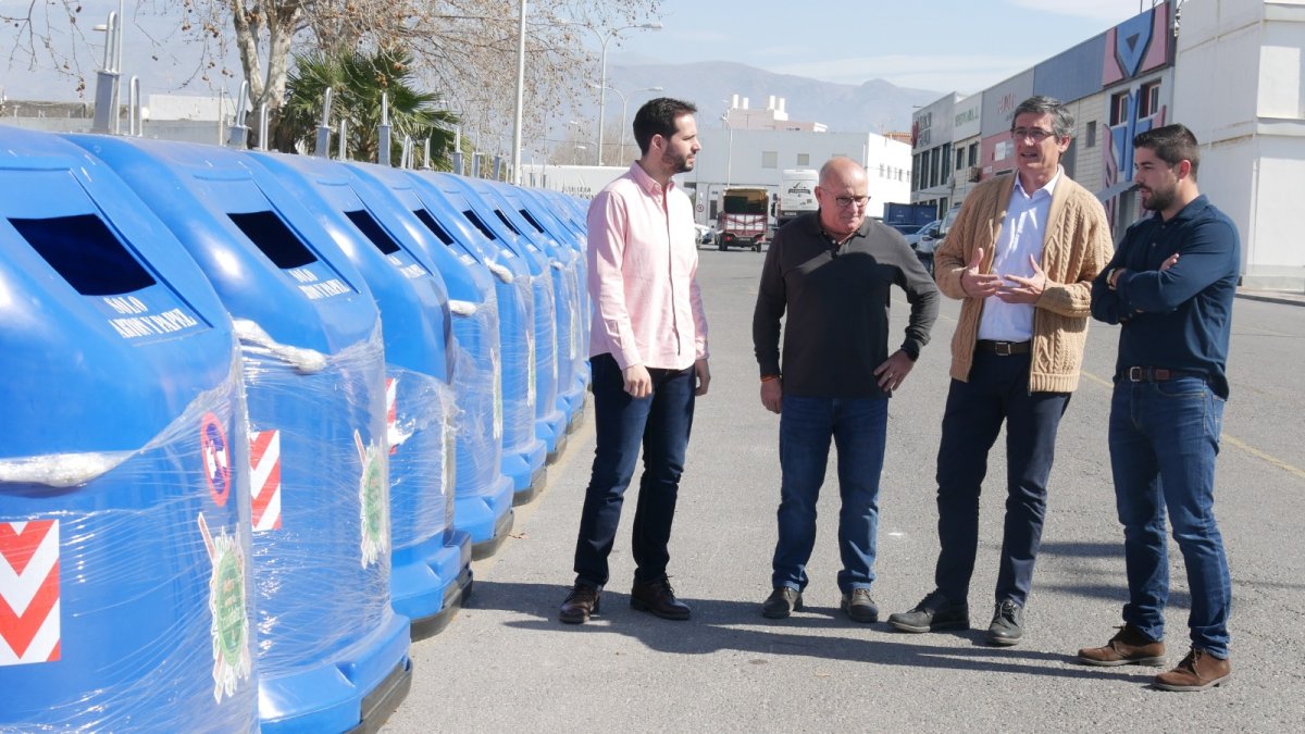 El equipo de Gobierno asiste a la colocación de los nuevos depósitos por el municipio.