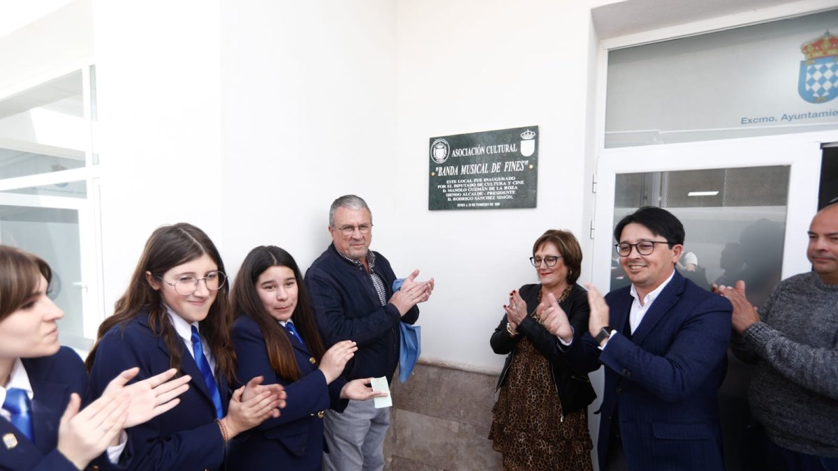 Autoridades políticas en la inauguración de la Asociación Cultural Banda de Música de Fines.