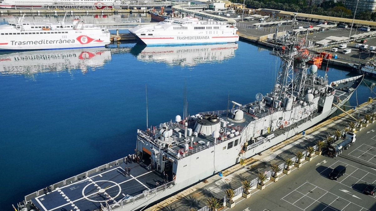 La fragata Santa María atracaba en la mañana de ayer en el Muelle de Levante del Puerto de Almería.