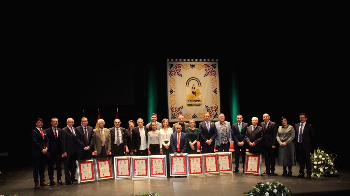 Los homenajeados con la Corporación Municipal.