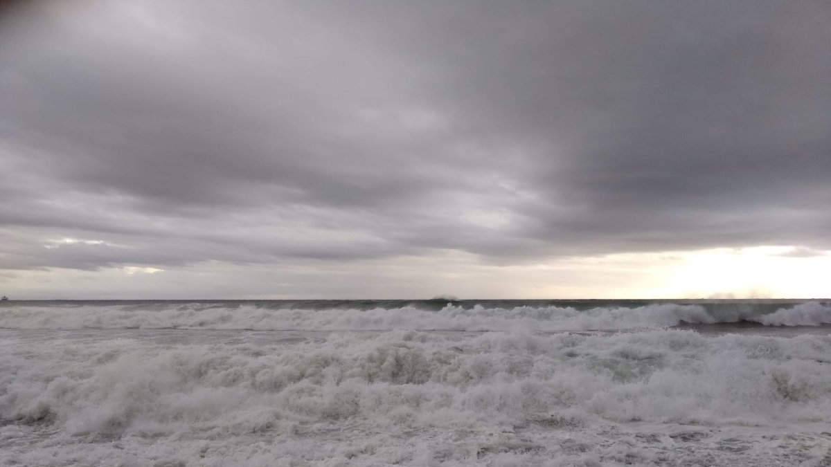 La borrasca dejará fuerte oleaje a lo largo del domingo.