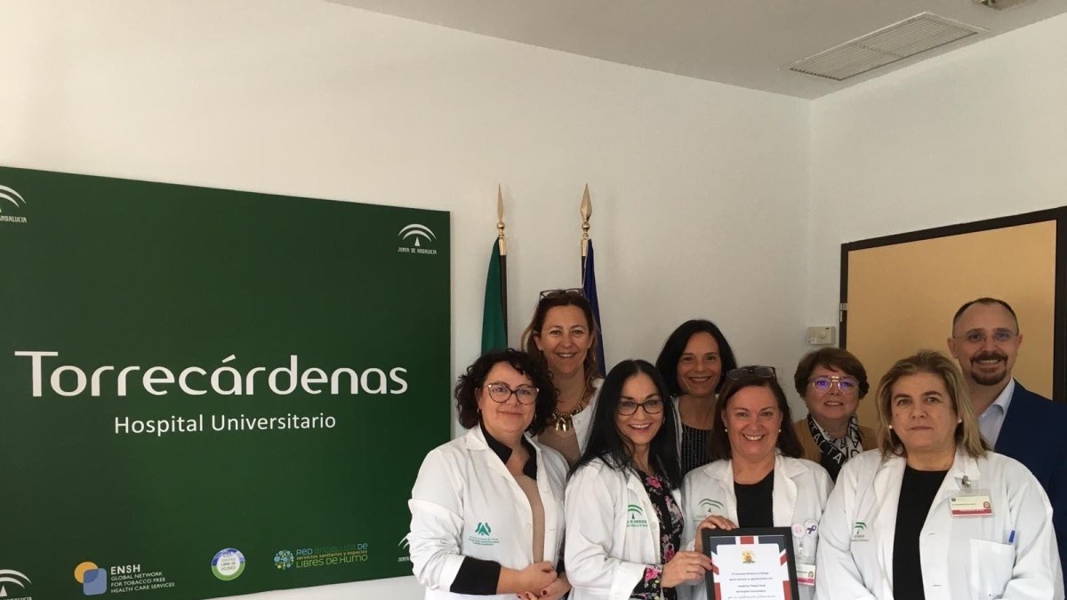 La Unidad de Trabajo Social de Torrecárdenas junto a un representante de la embajada británica con la placa de agradecimiento.