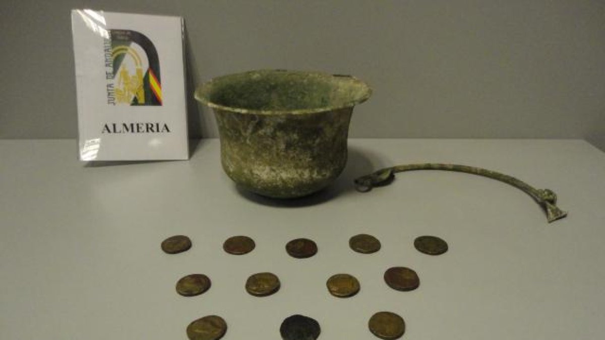 Tesorillo romano y caldero recuperado