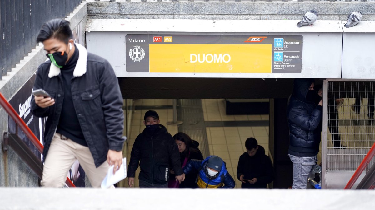 Pasajeros  con mascarillas en una estación del metro de Milán, de donde procede P.E.