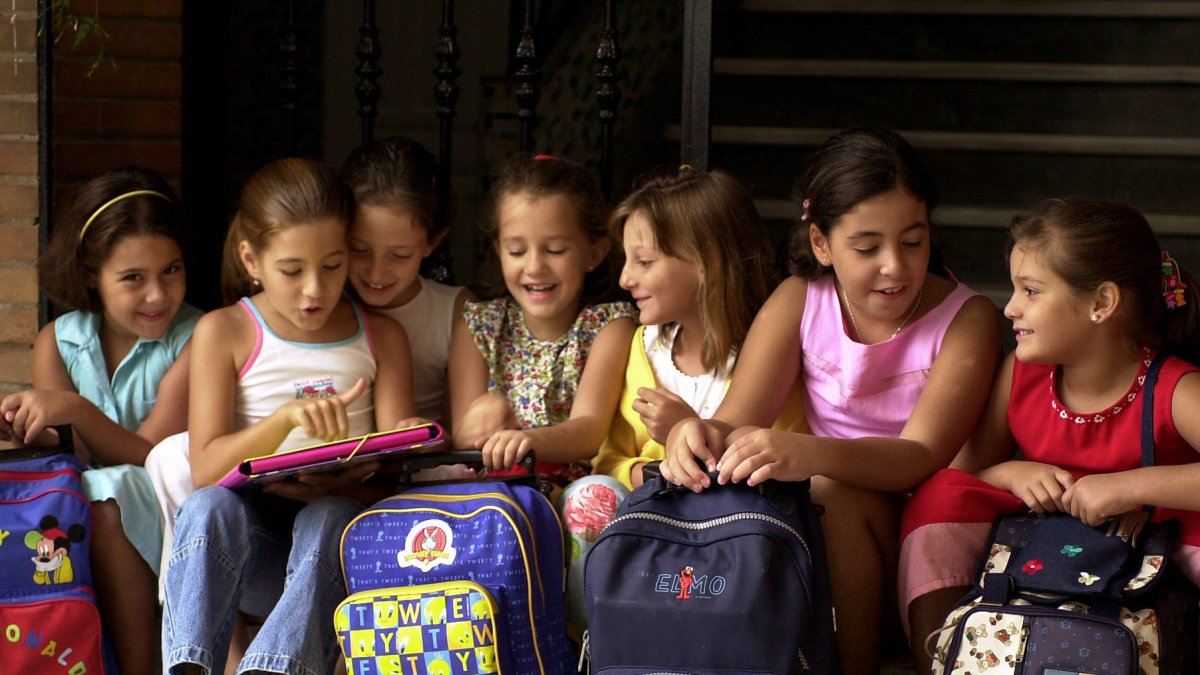 Un grupo de niñas a las puertas de un colegio andaluz. La voz