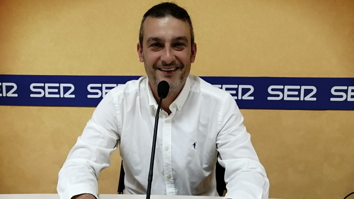 Isra Polo en los estudios de la Cadena SER.
