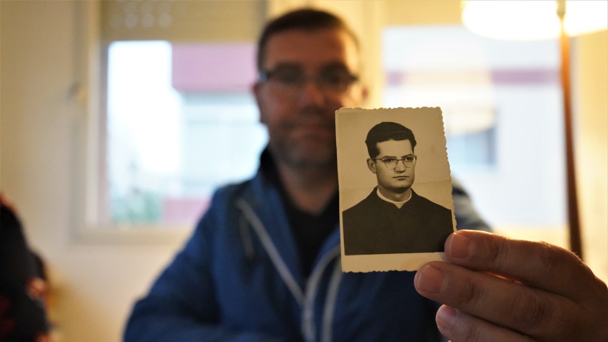 Jesús Gómez muestra una foto de Emilio Muñoz que le entregó su madre tras la muerte del cura en 2016.