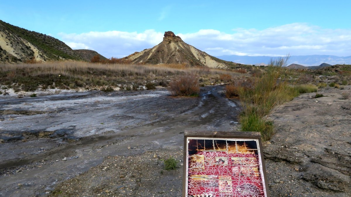 Cartel en mal estado instalado en la almeriense rambla Benavides. Foto: Juanen Pérez.