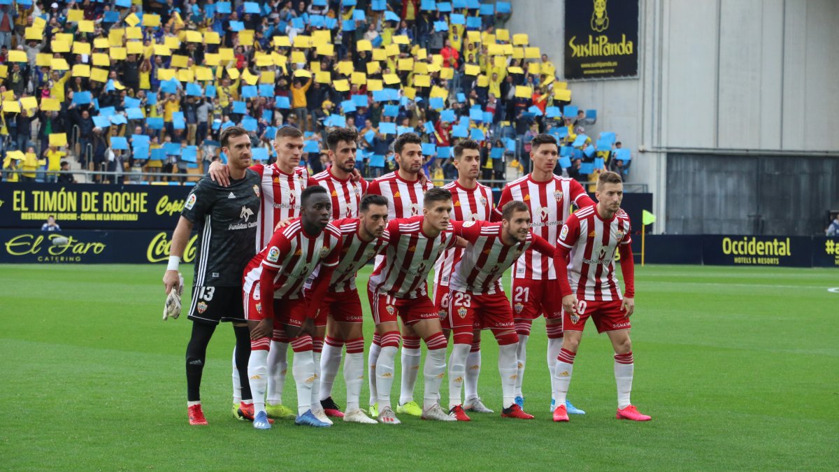 El once del Almería en el Carranza.