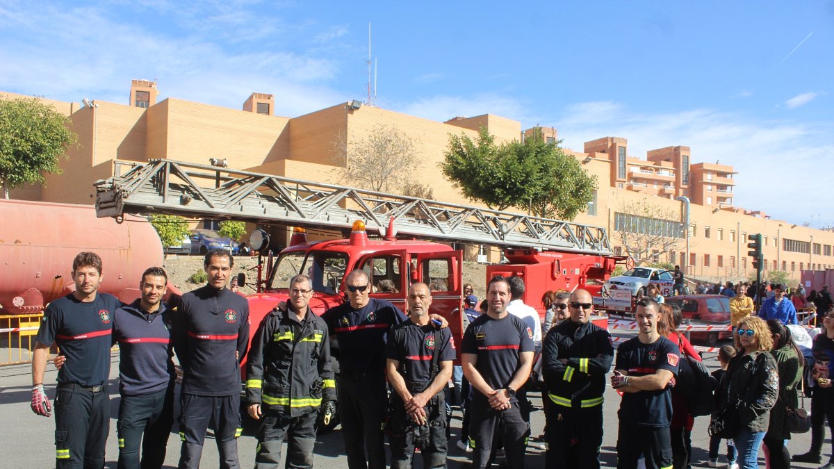 Los bomberos participantes en la jornada de Puertas Abiertas junto al jefe accidental.