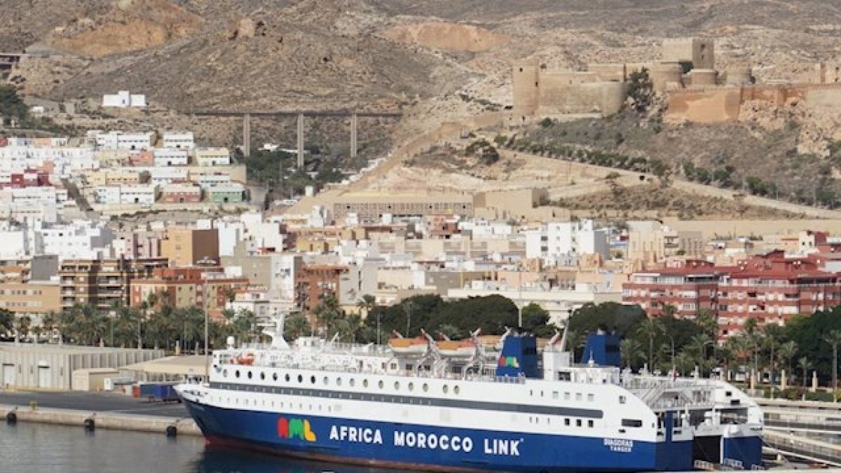Un ferri estacionado en el puerto de Almería.