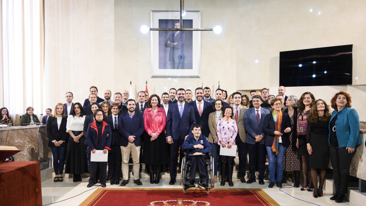 Foto de familia tras el acto celebrado este lunes en el Ayuntamiento de Almería.