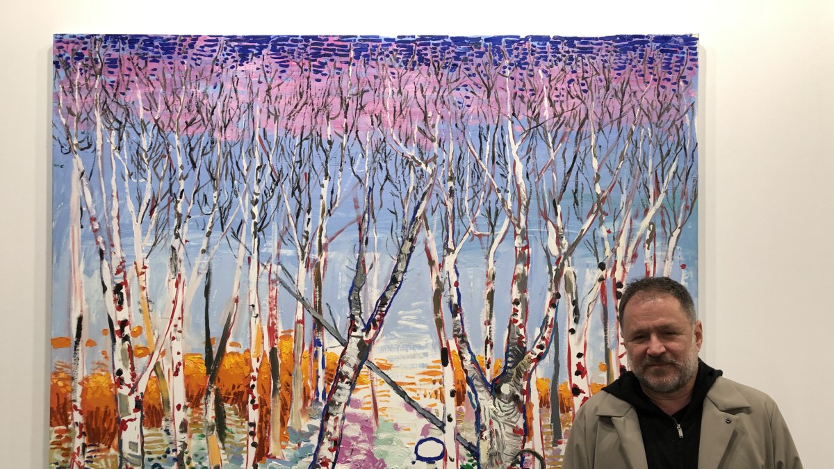Abraham Lacalle posa ante su óleo ‘Dos Hoces’, expuesto en la Galería Marlborough.