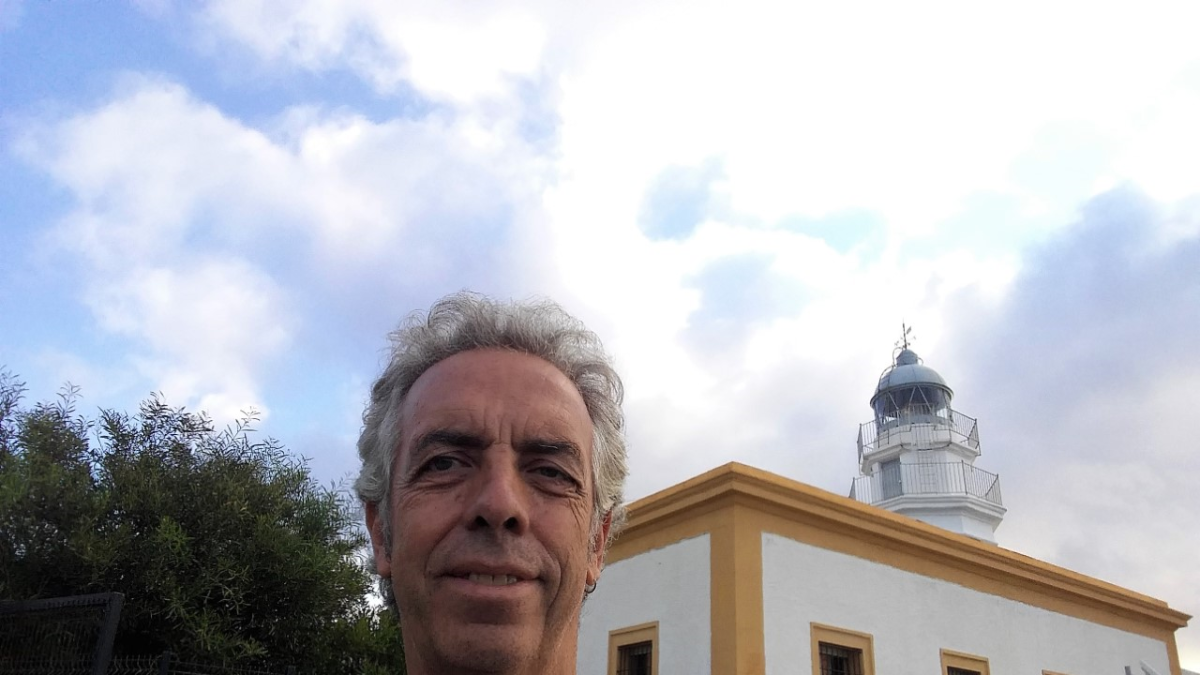 Mario Sanz junto al faro de Mesa Roldán.