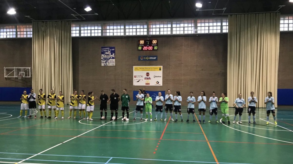 Las jugadoras saludan a la afición desde el centro de la pista.
