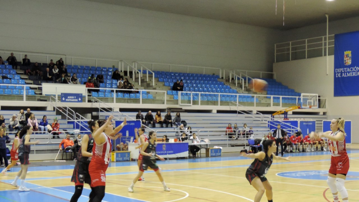 Las almerienses realizan un gran baloncesto en Murcia.