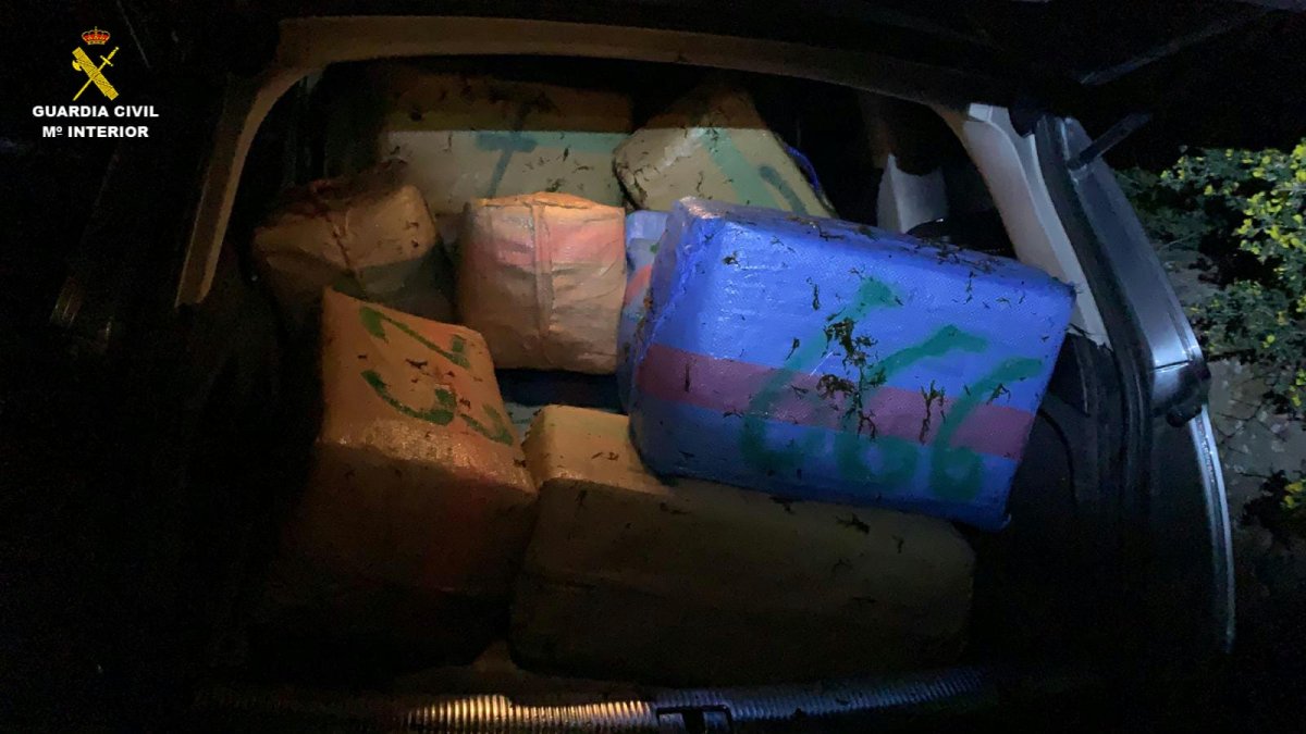 Fardos incautados por la Guardia Civil.