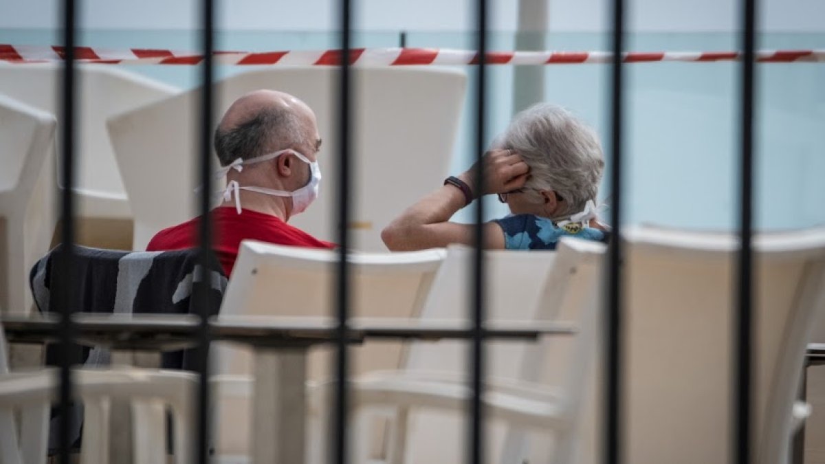 Dos de los aislados día atrás en un hotel de Tenerife al detectarse un caso de coronavirus.