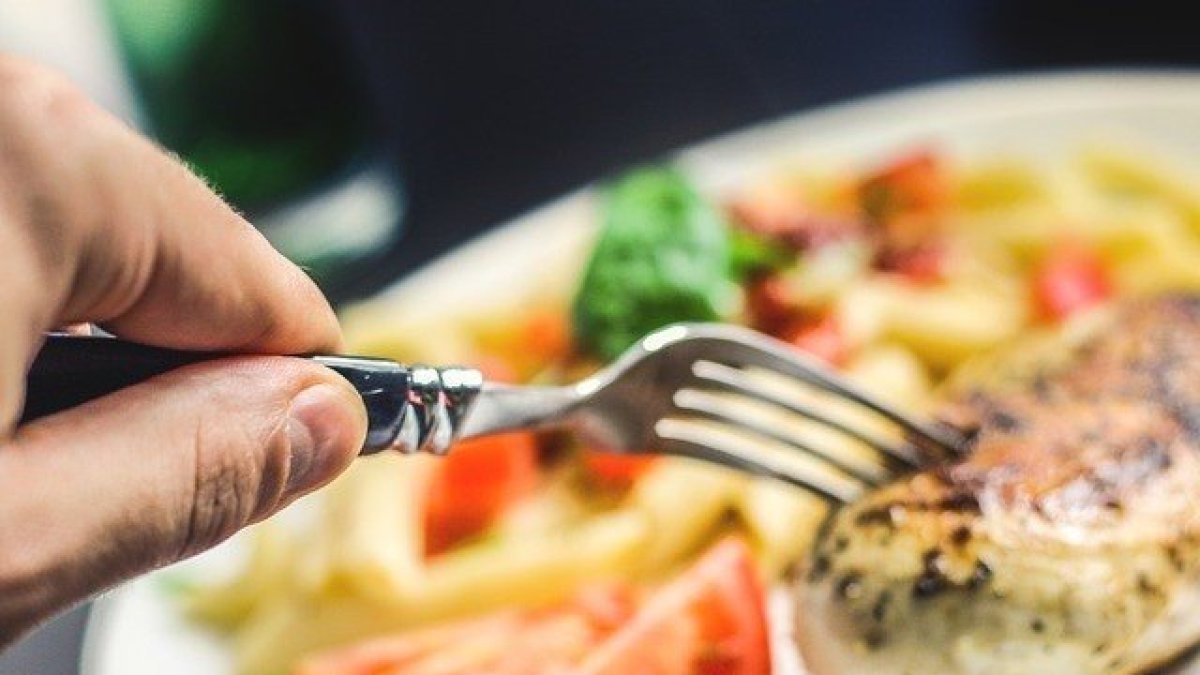 Los filetes de pollo son evaluados por la OCU.