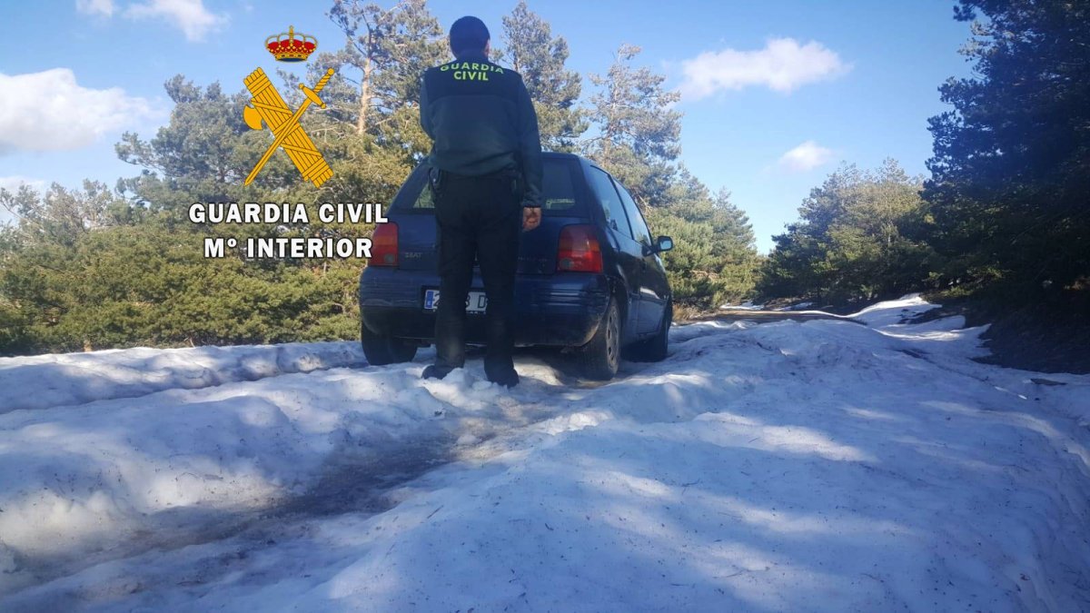 El vehículo estaba completamente cubierto de nieve.
