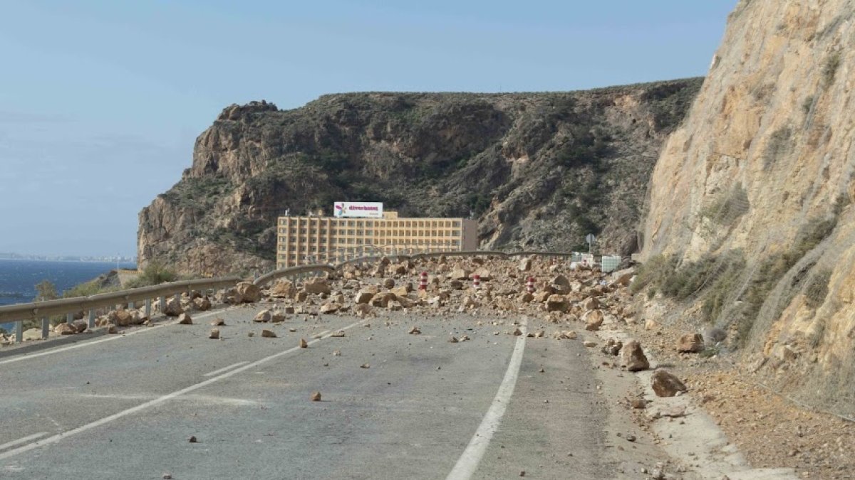 Rocas sobre la calzada de la carretera.