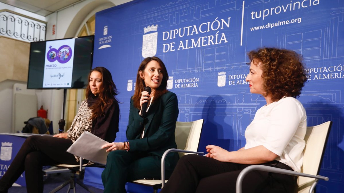 Marga López, Carmen Belén López y Mar galera en la presentación de actividades del 8M.
