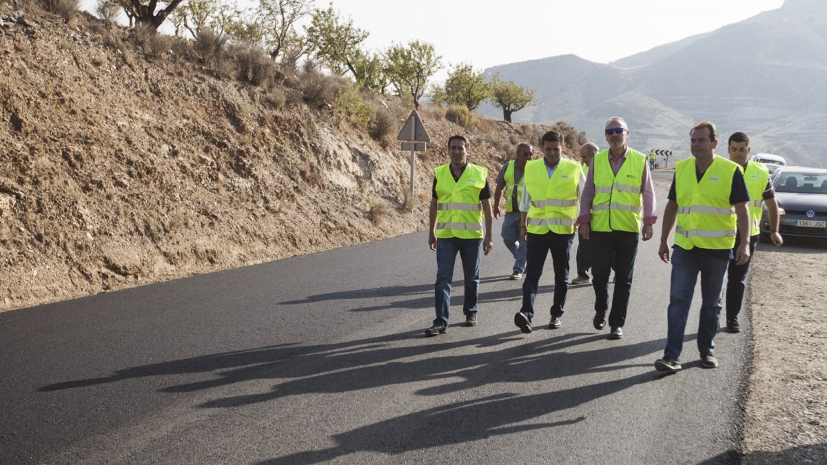 visita del presidente y el diputado de Fomento a una de las carreteras provinciales, en una imagen de archivo.