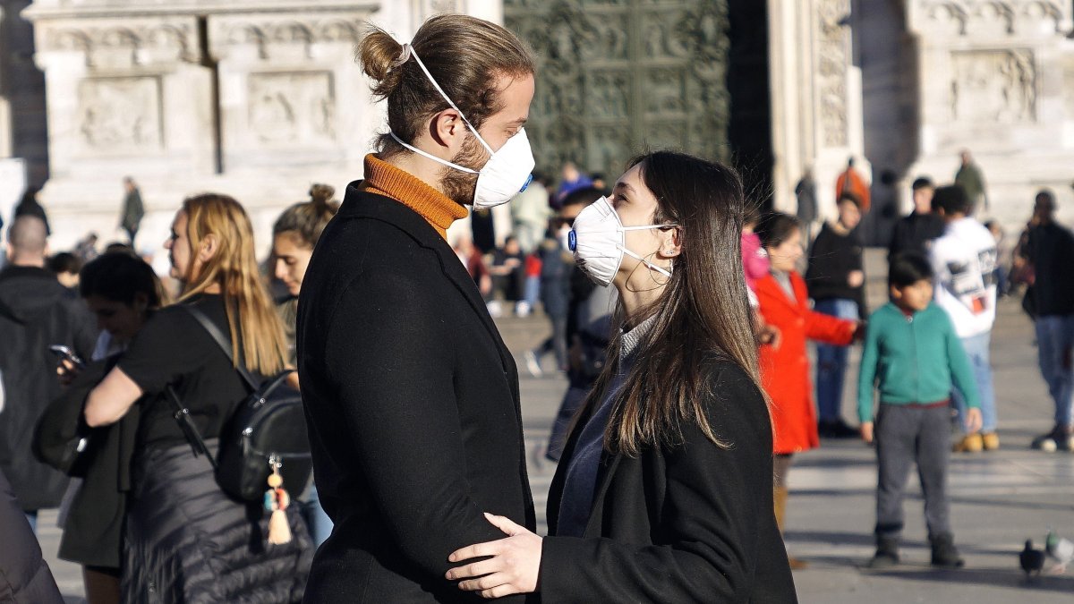 Una pareja con mascarillas en Pisa.