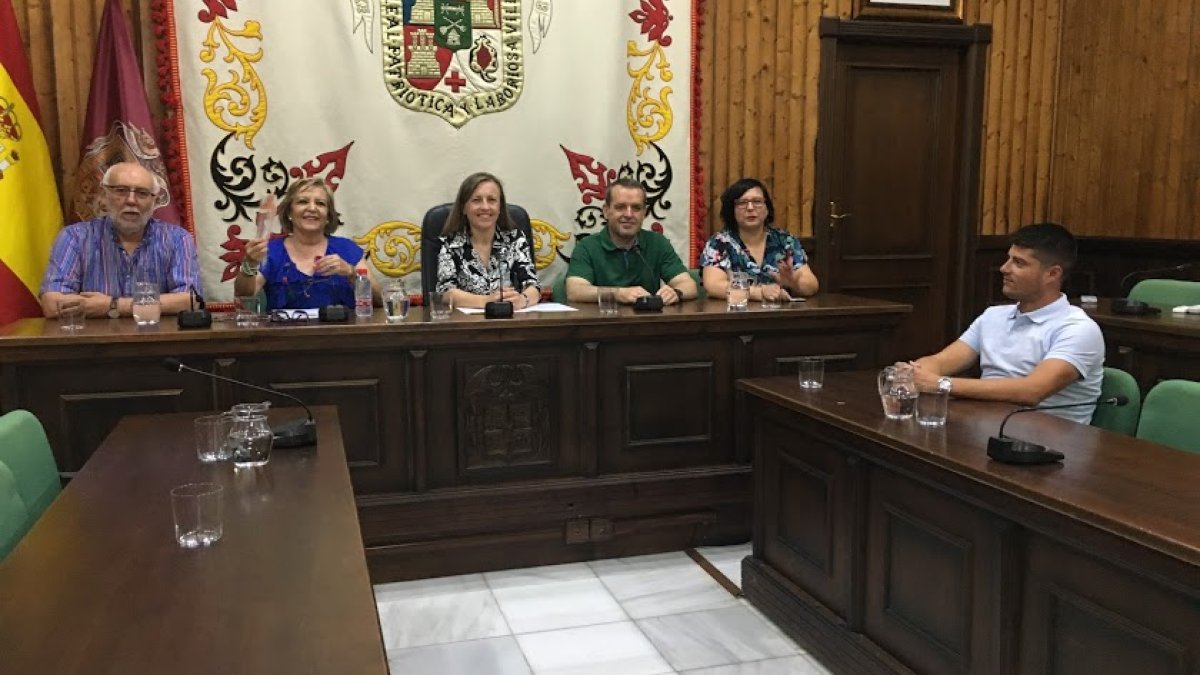 López y Meca, primero y segunda por la izquierda, junto a la alcaldesa.