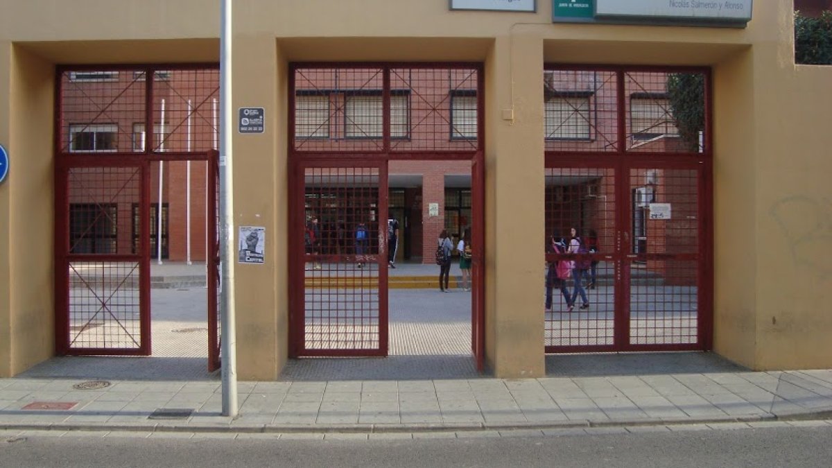 Puerta principal del IES Nicolás Salmerón.