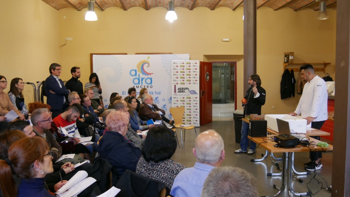 Desarrollo de la acción formativa de ‘showcooking’ en la Alcoholera de Adra.