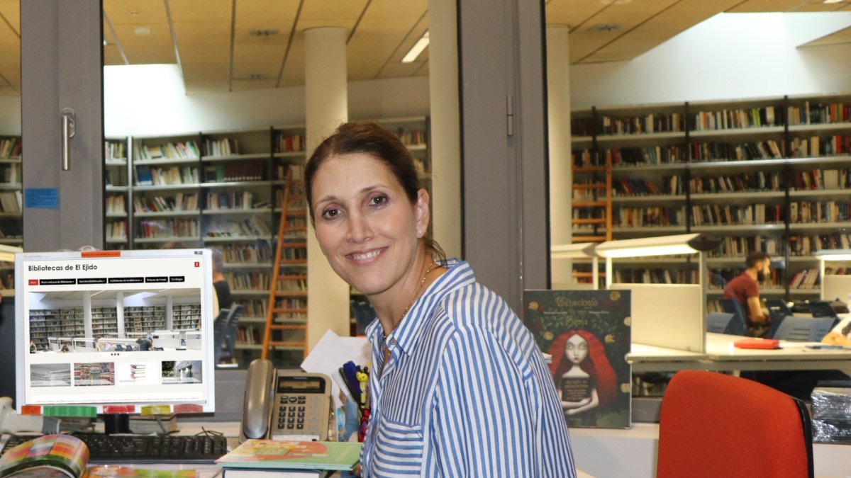 La concejala de Cultura, Julia Ibáñez, en la biblioteca de El Ejido.