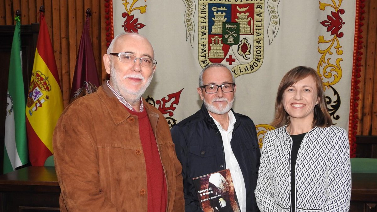 El autor del libro (centro) junto a la alcaldesa de Huércal-Overa, Francisca Fernández, y el concejal de Urbanismo, Jose López.