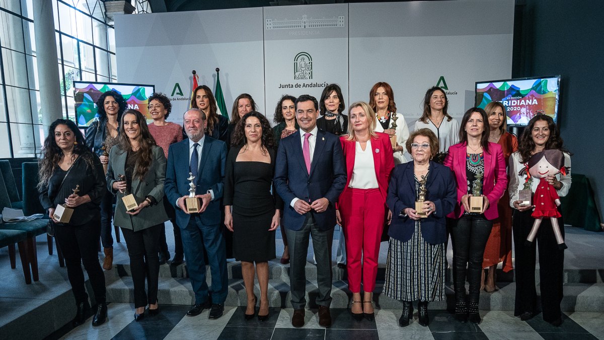 Foto de familia de Moreno con todos los premiados.