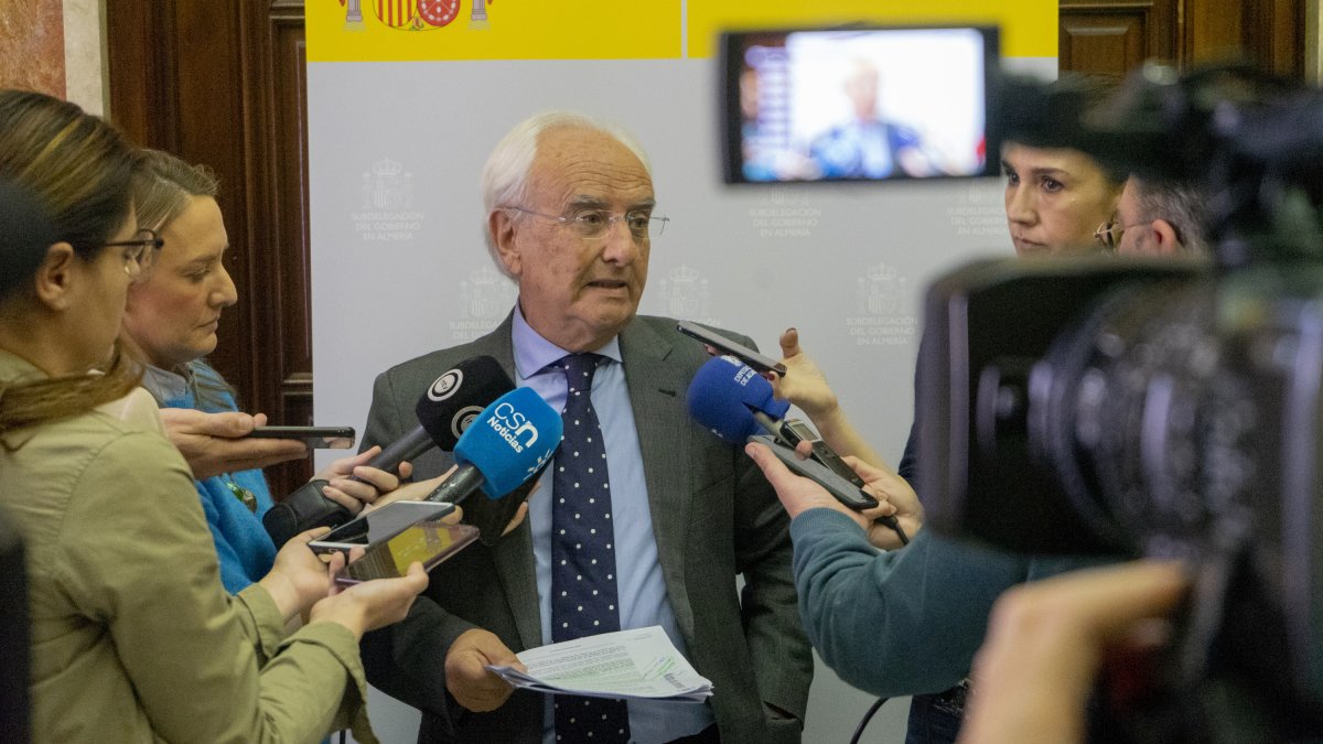 El subdelegado atiende a los medios.