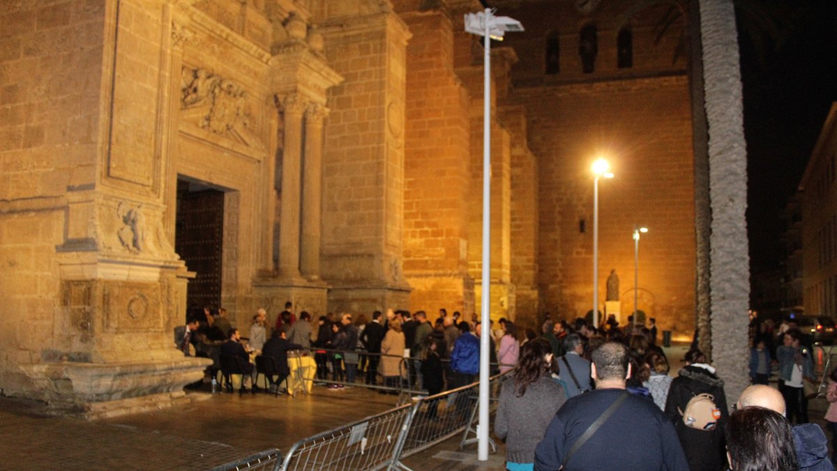 Colas para el besapiés de 2019.