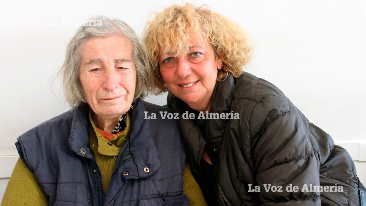 Dolores Salmerón, más conocida como Lola ‘la de los gatos’, no puede aguantar las lágrimas cuando recibe la visita de la gente de su barrio.