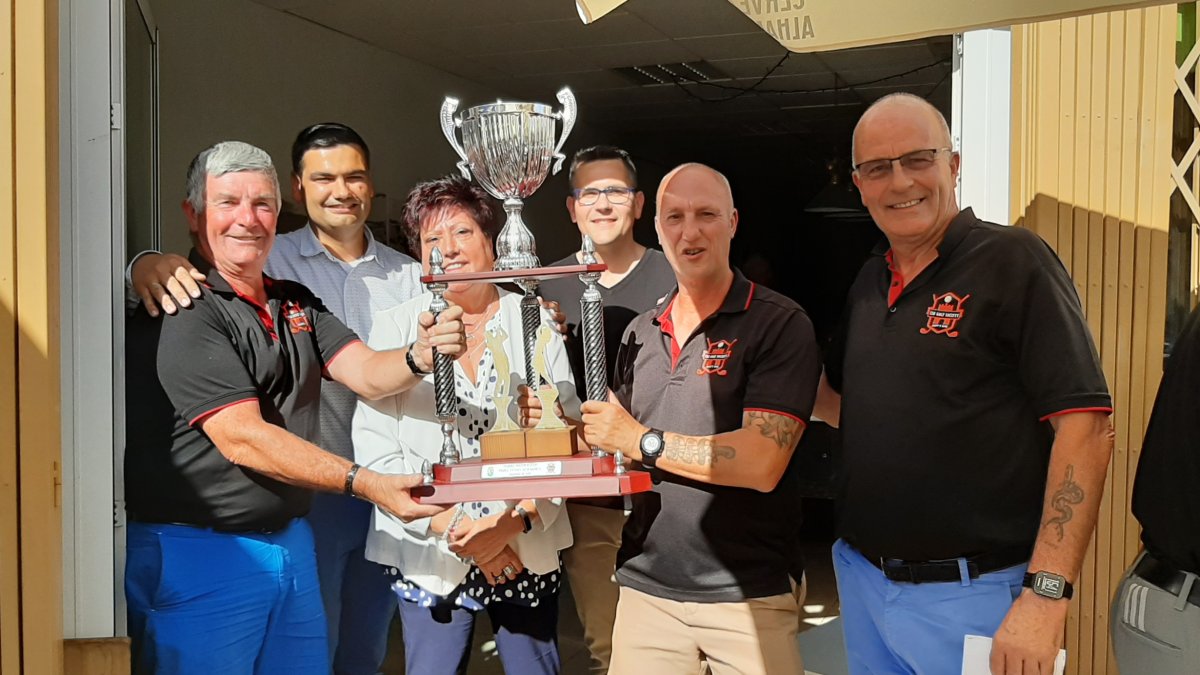 Británicos de Turre junto al alcalde y Marisa, tras la celebración de un torneo.