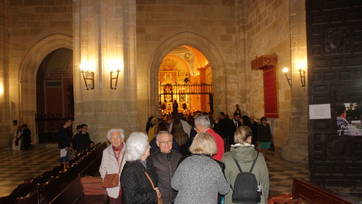 Devotos almerienses esperando su turno para pasar ante el Señor de Almería.