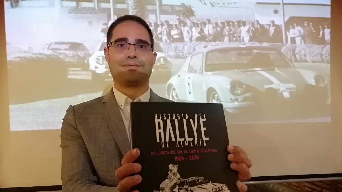 José García Ferri con su libro.