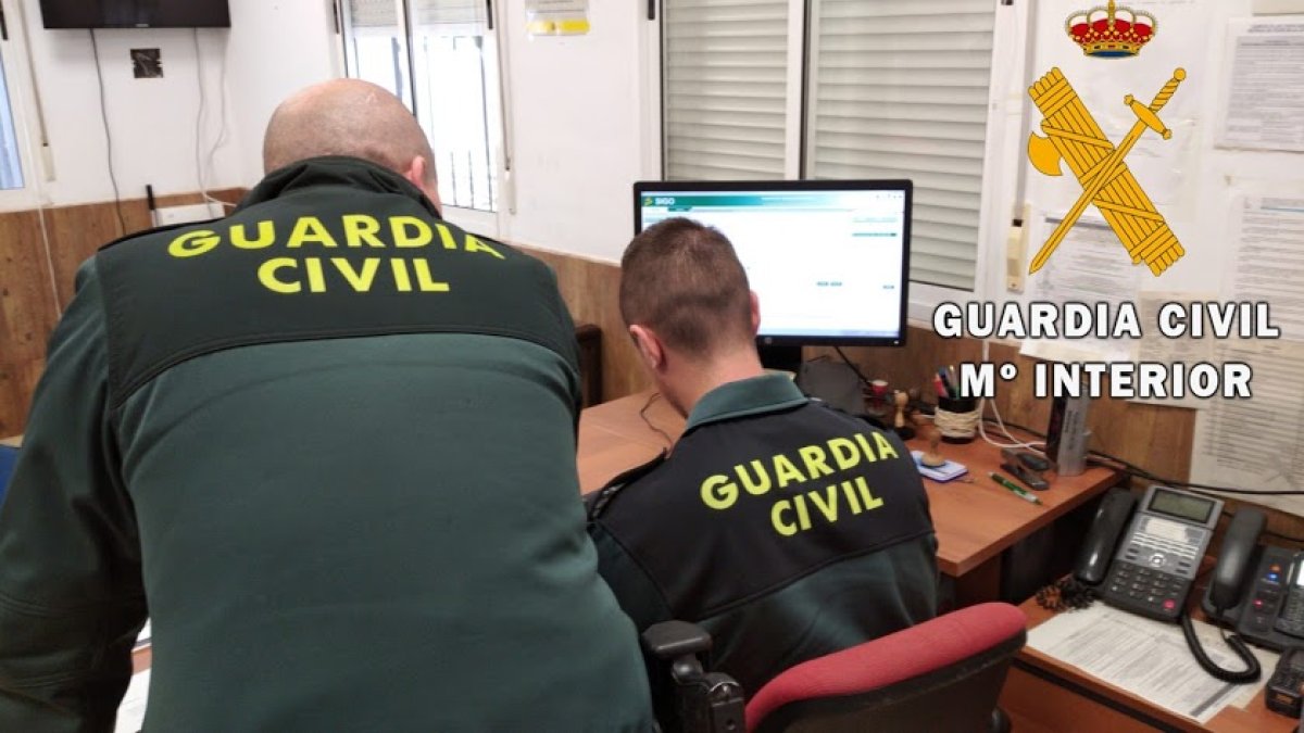 Imagen de dos guardias civiles en su puesto de trabajo.